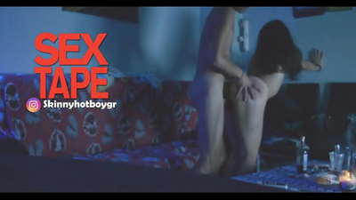 Roztomilá školáčka so svojím priateľom