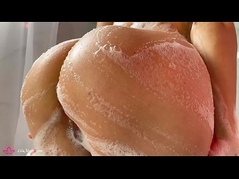 ❤️ Brunetka masturbuje kundičku s vibrátorom až do intenzívneho orgazmu v sprche Porno vk na nás ❌️❤